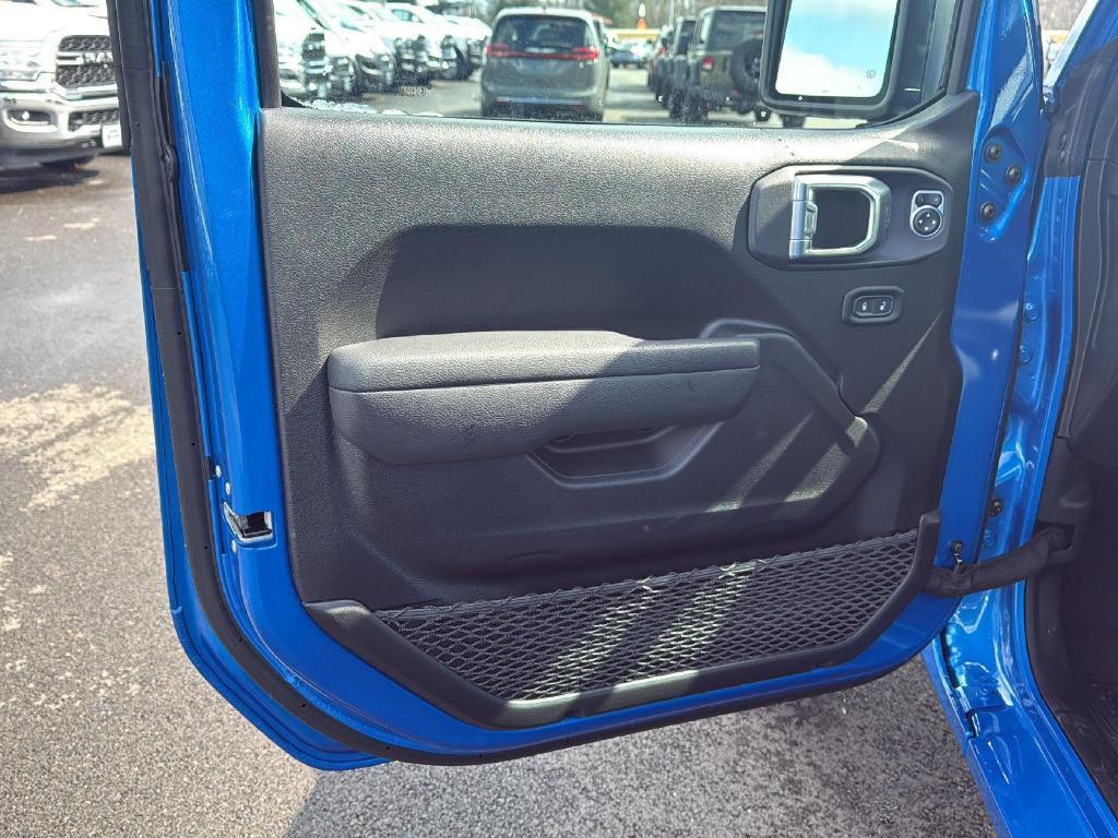 new 2025 Jeep Wrangler car, priced at $47,140