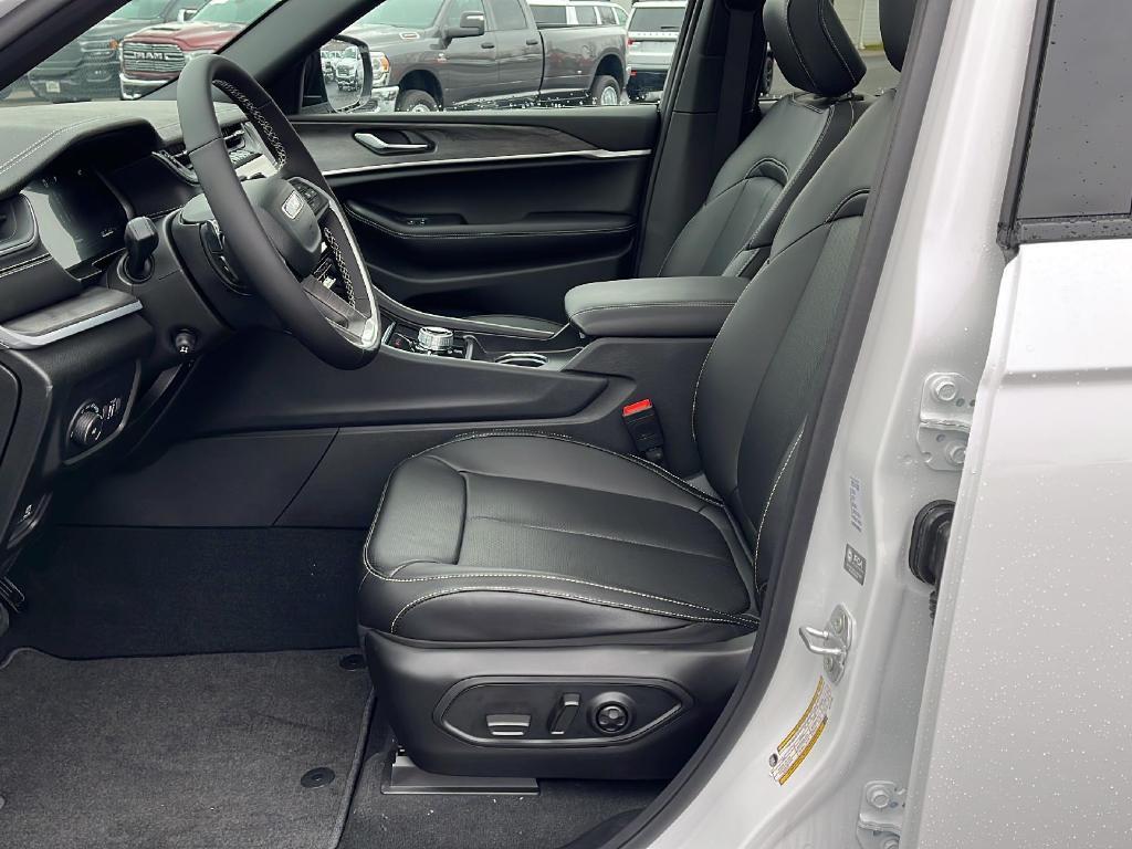 new 2025 Jeep Grand Cherokee car, priced at $50,552