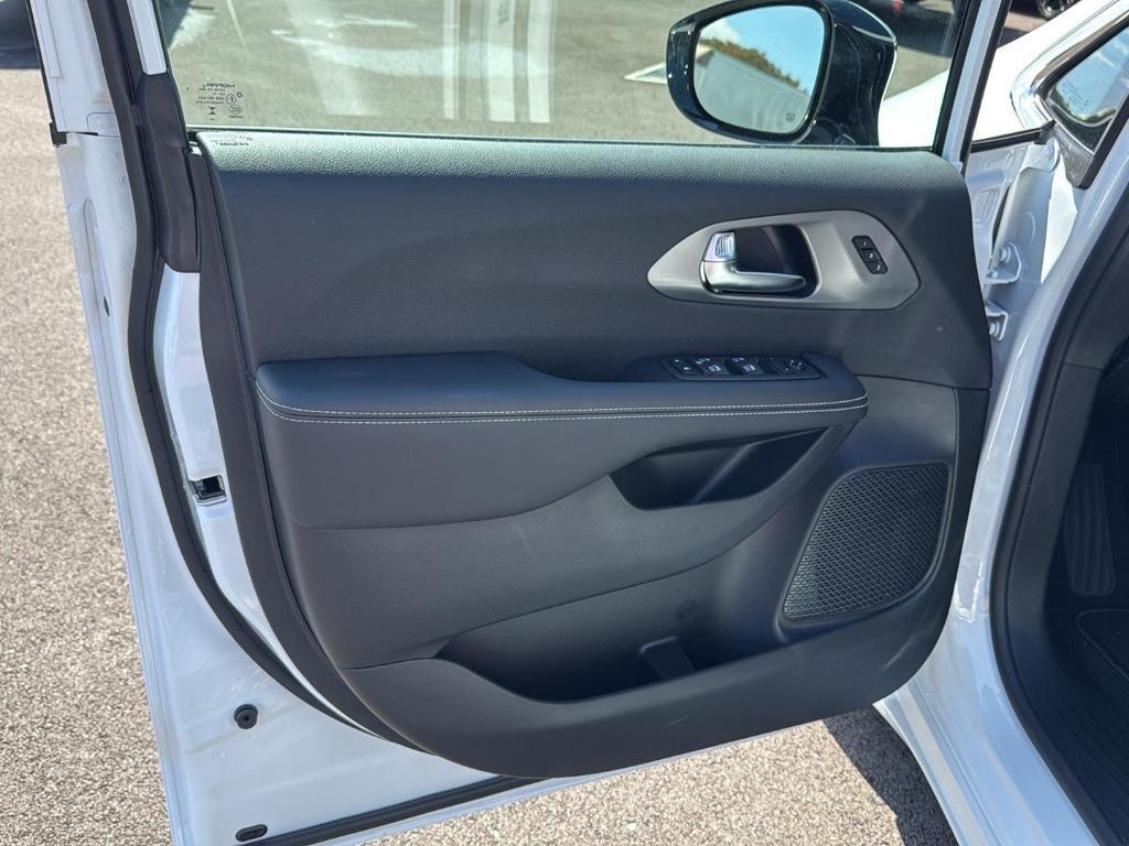 new 2025 Chrysler Pacifica car, priced at $41,597