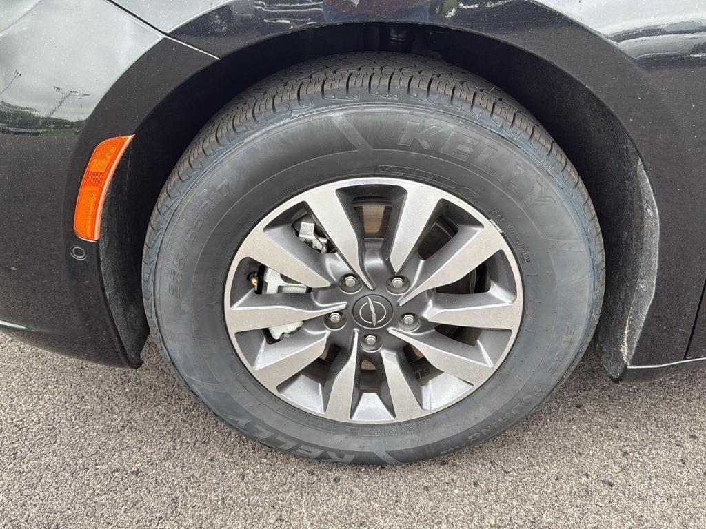 used 2021 Chrysler Pacifica Hybrid car, priced at $20,450