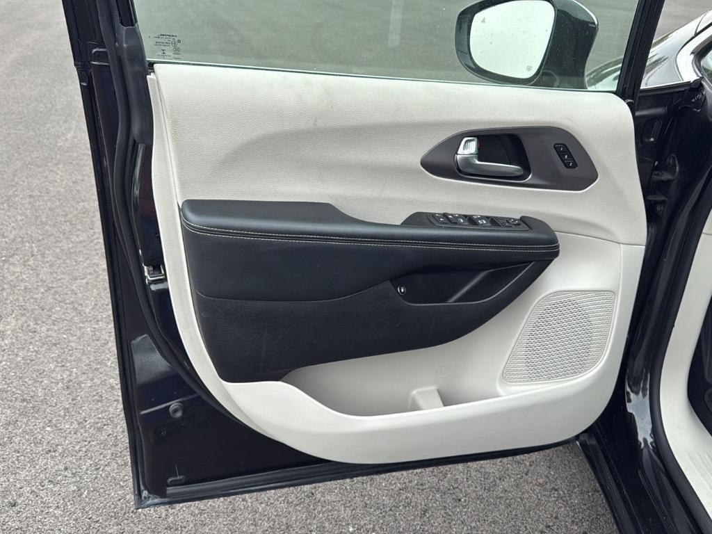 used 2021 Chrysler Pacifica Hybrid car, priced at $20,450