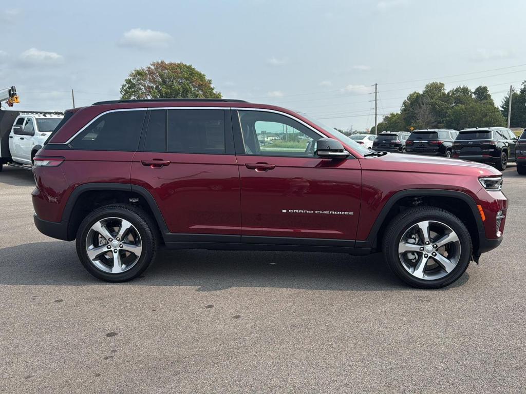 new 2025 Jeep Grand Cherokee car, priced at $45,370