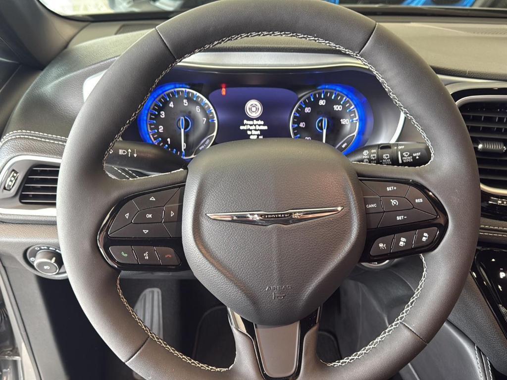 new 2025 Chrysler Pacifica car, priced at $43,917