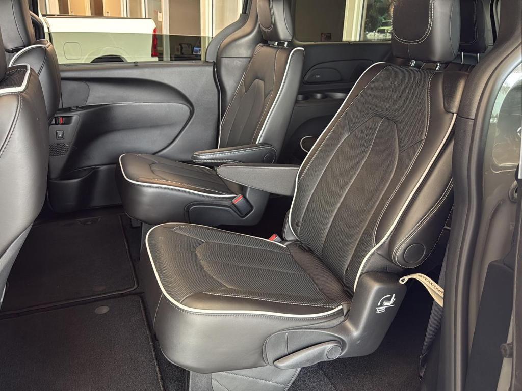 new 2025 Chrysler Pacifica car, priced at $43,917