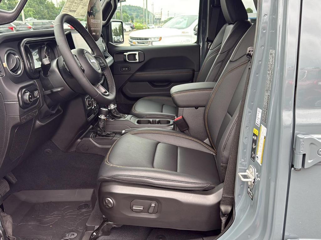 new 2025 Jeep Gladiator car, priced at $46,295