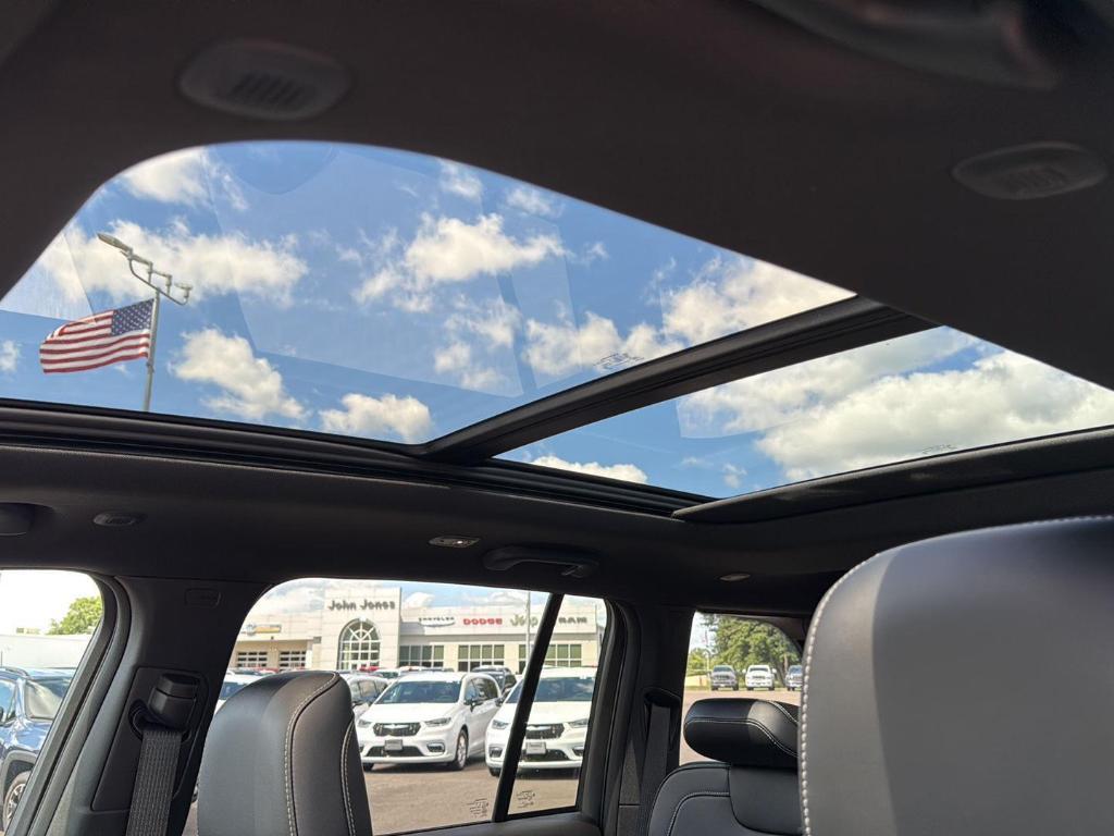 new 2025 Jeep Grand Cherokee car, priced at $47,985