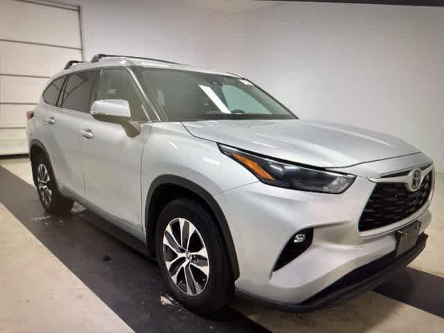 used 2022 Toyota Highlander car, priced at $37,997