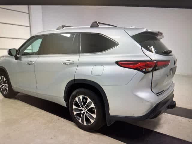 used 2022 Toyota Highlander car, priced at $37,997