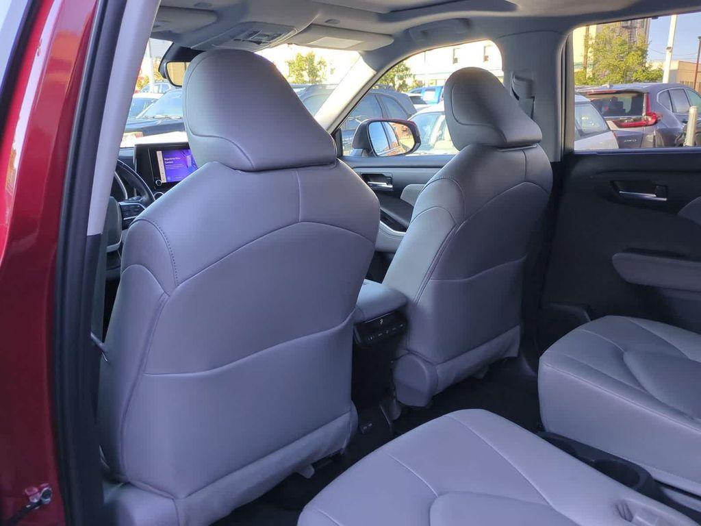 used 2023 Toyota Highlander Hybrid car, priced at $35,214