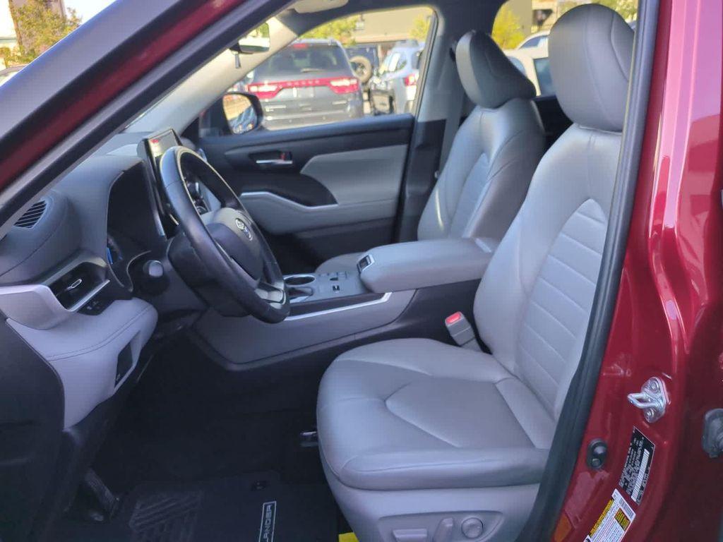 used 2023 Toyota Highlander Hybrid car, priced at $35,214