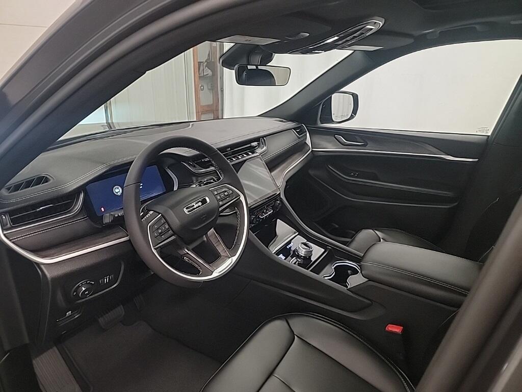 new 2025 Jeep Grand Cherokee car, priced at $42,980