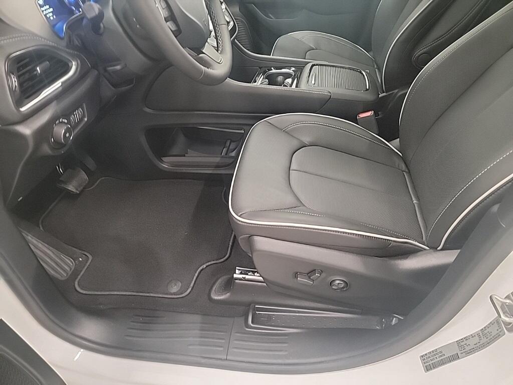 new 2025 Chrysler Pacifica car, priced at $44,170