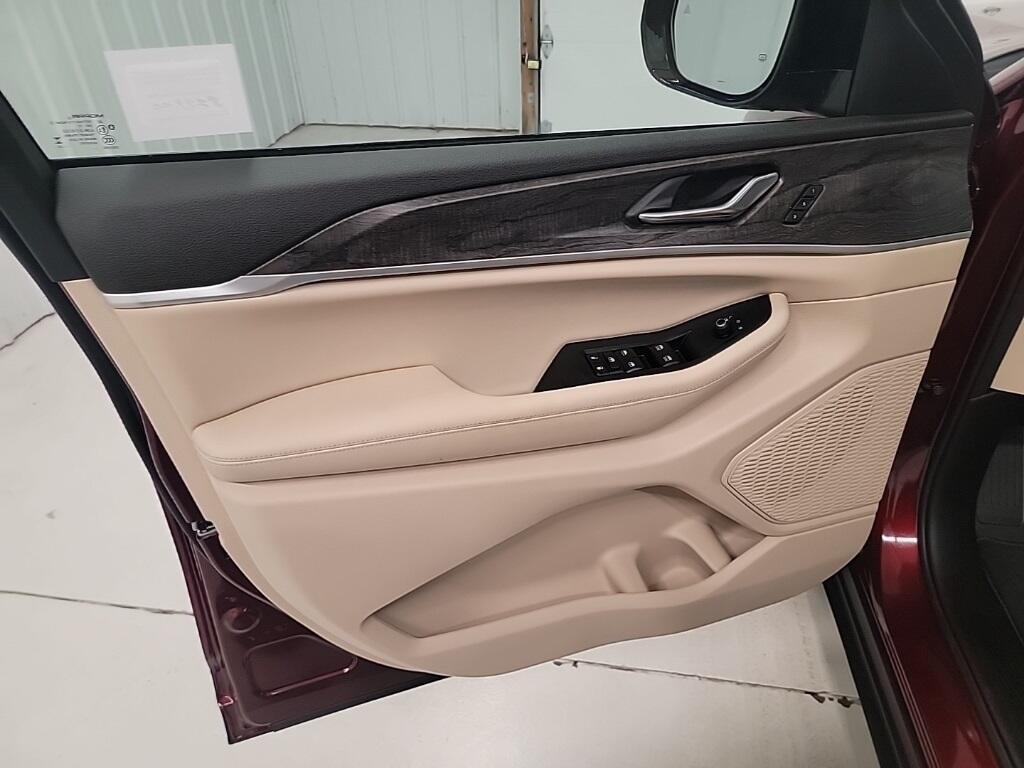 new 2025 Jeep Grand Cherokee car, priced at $44,181