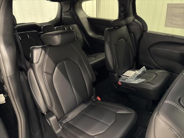 new 2025 Chrysler Pacifica car, priced at $43,977
