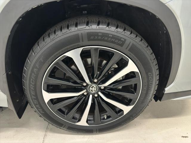 used 2021 Toyota Highlander car, priced at $34,997