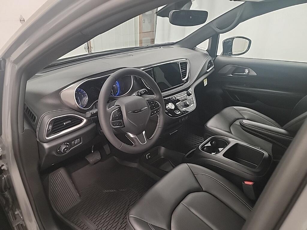 new 2025 Chrysler Pacifica car, priced at $44,278