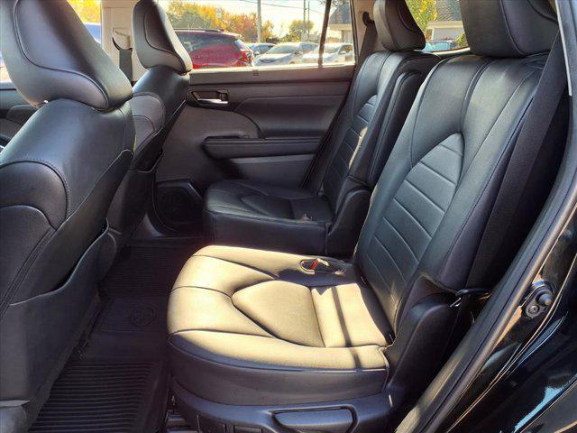 used 2020 Toyota Highlander car, priced at $24,490