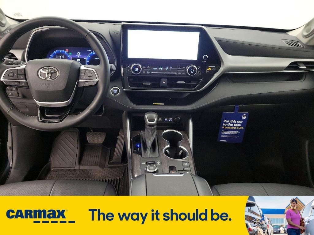 used 2023 Toyota Highlander car, priced at $47,998