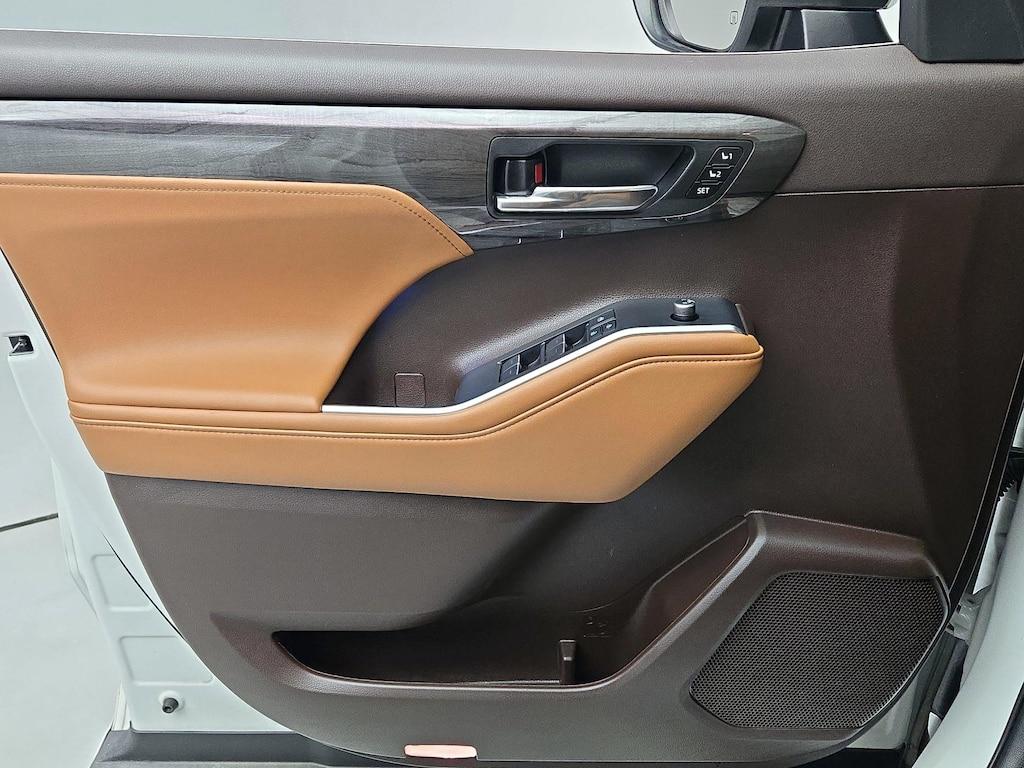 used 2022 Toyota Highlander Hybrid car, priced at $43,998