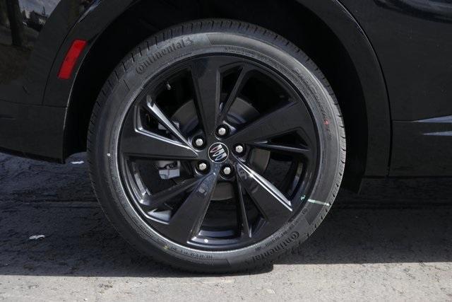 new 2025 Buick Envision car, priced at $40,235