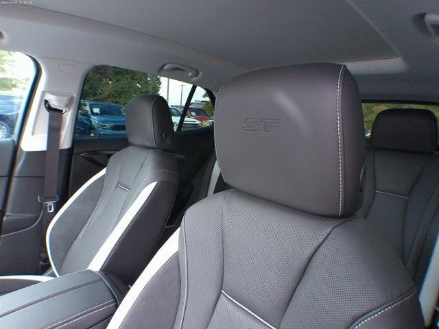 new 2025 Buick Envision car, priced at $39,401