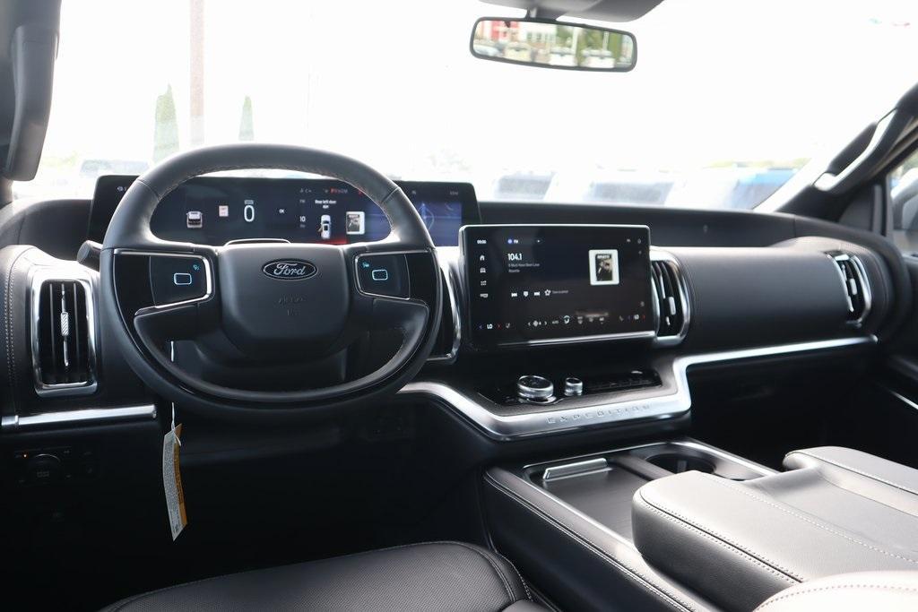 new 2025 Ford Expedition car, priced at $77,904