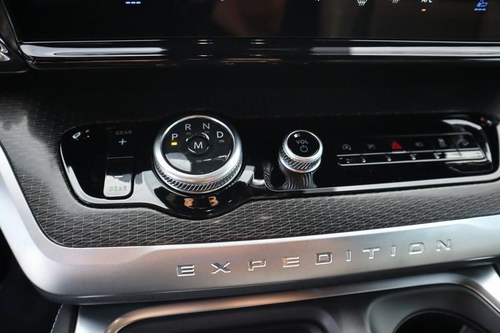 new 2025 Ford Expedition car, priced at $77,904