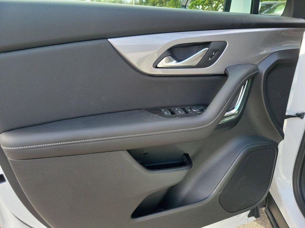 new 2025 Chevrolet Blazer car, priced at $31,268