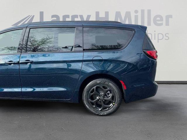 new 2025 Chrysler Pacifica Hybrid car, priced at $51,361