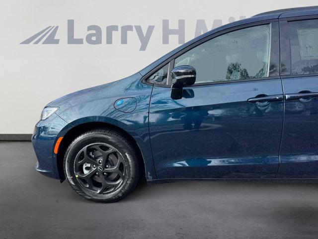 new 2025 Chrysler Pacifica Hybrid car, priced at $51,361