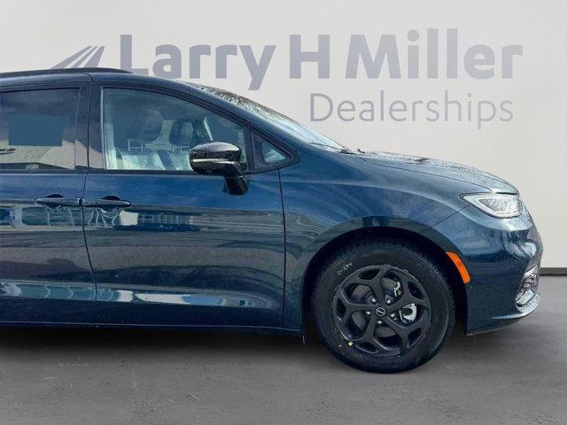 new 2025 Chrysler Pacifica Hybrid car, priced at $51,361