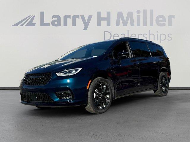 new 2025 Chrysler Pacifica car, priced at $51,062