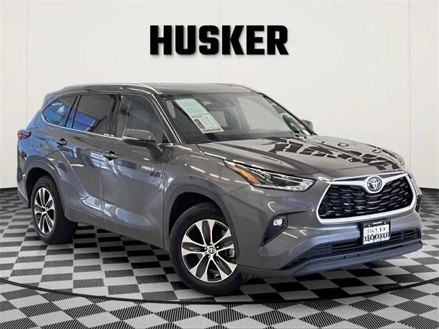 used 2021 Toyota Highlander Hybrid car, priced at $31,998