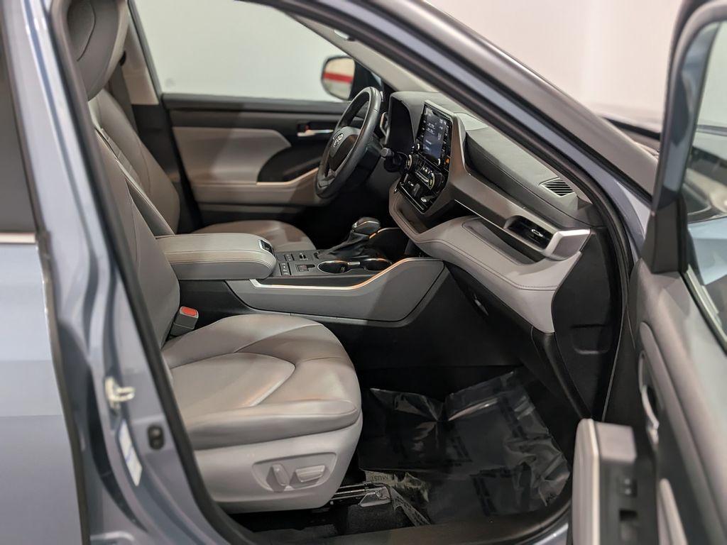used 2022 Toyota Highlander car, priced at $33,919