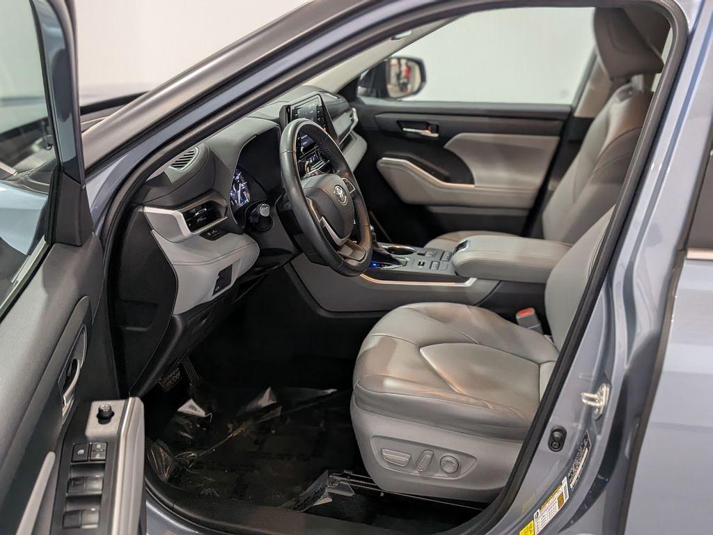 used 2022 Toyota Highlander car, priced at $33,919
