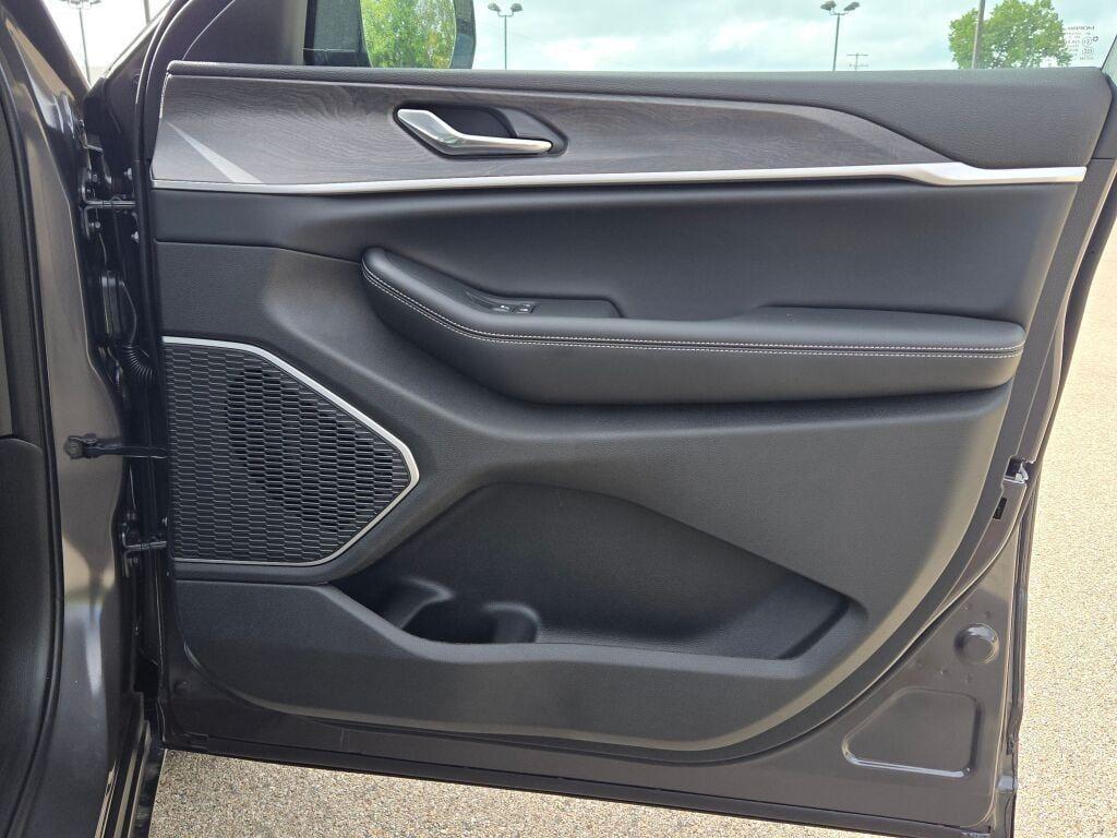 new 2025 Jeep Grand Cherokee car, priced at $50,768