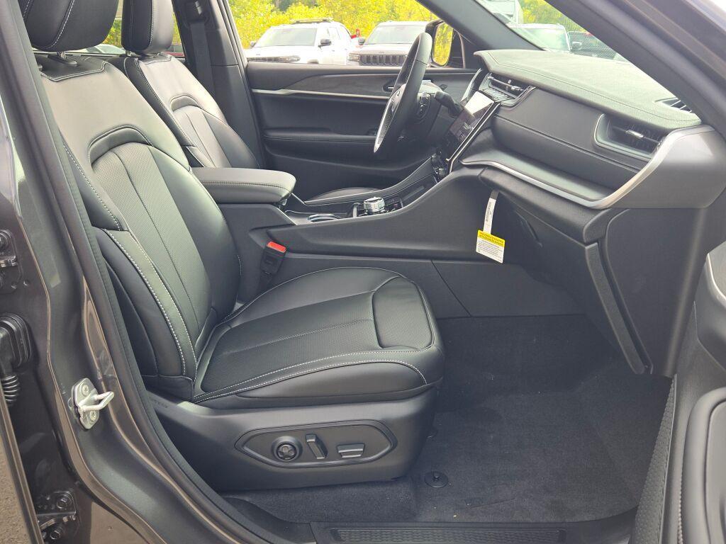 new 2025 Jeep Grand Cherokee car, priced at $50,768