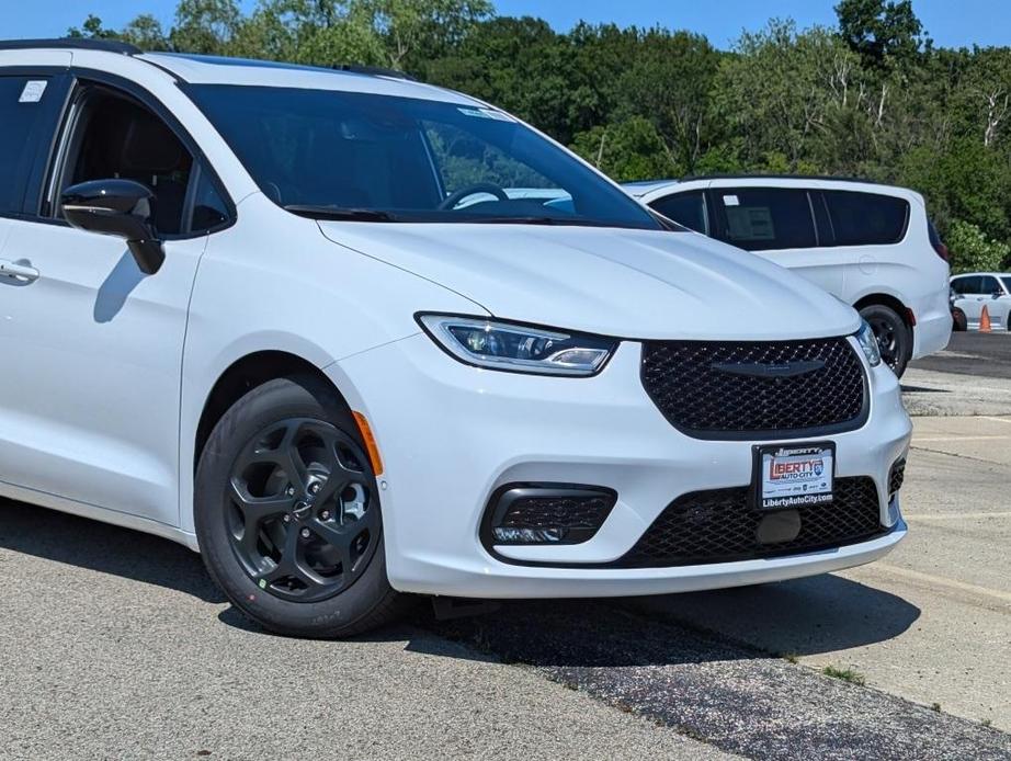 new 2024 Chrysler Pacifica Hybrid car, priced at $52,595