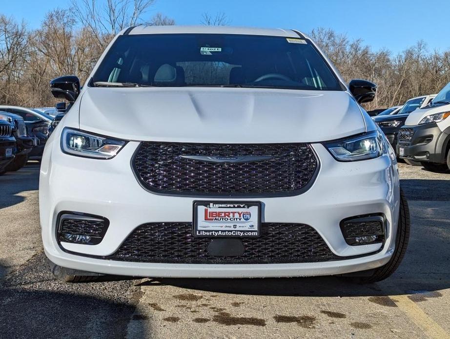 new 2024 Chrysler Pacifica Hybrid car, priced at $57,410