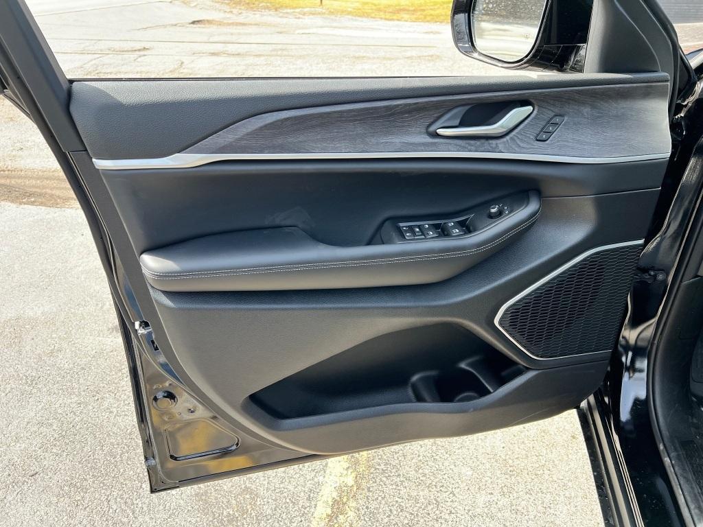 new 2025 Jeep Grand Cherokee car, priced at $58,330
