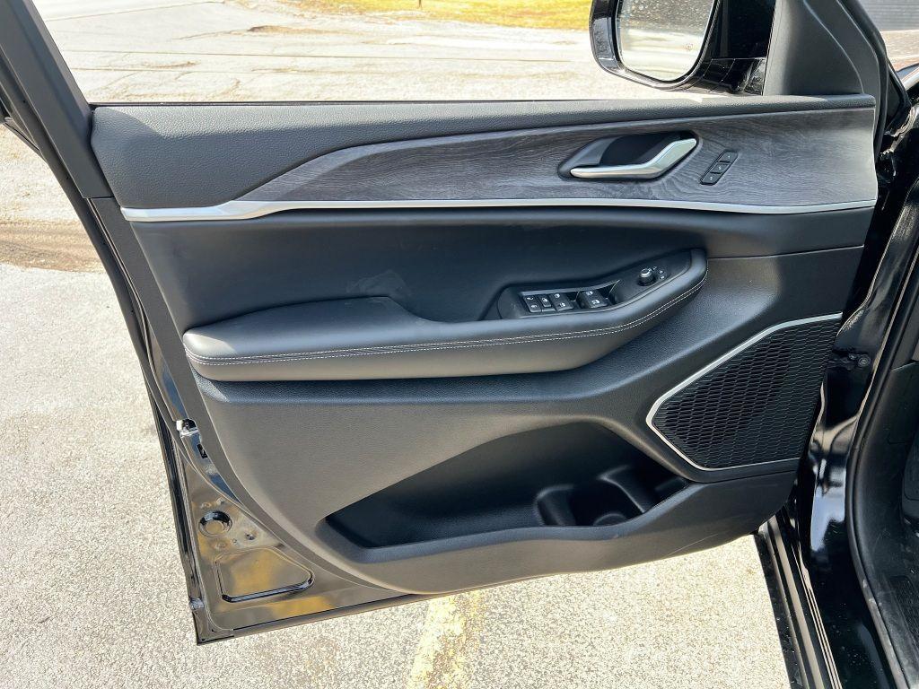 new 2025 Jeep Grand Cherokee car, priced at $49,730