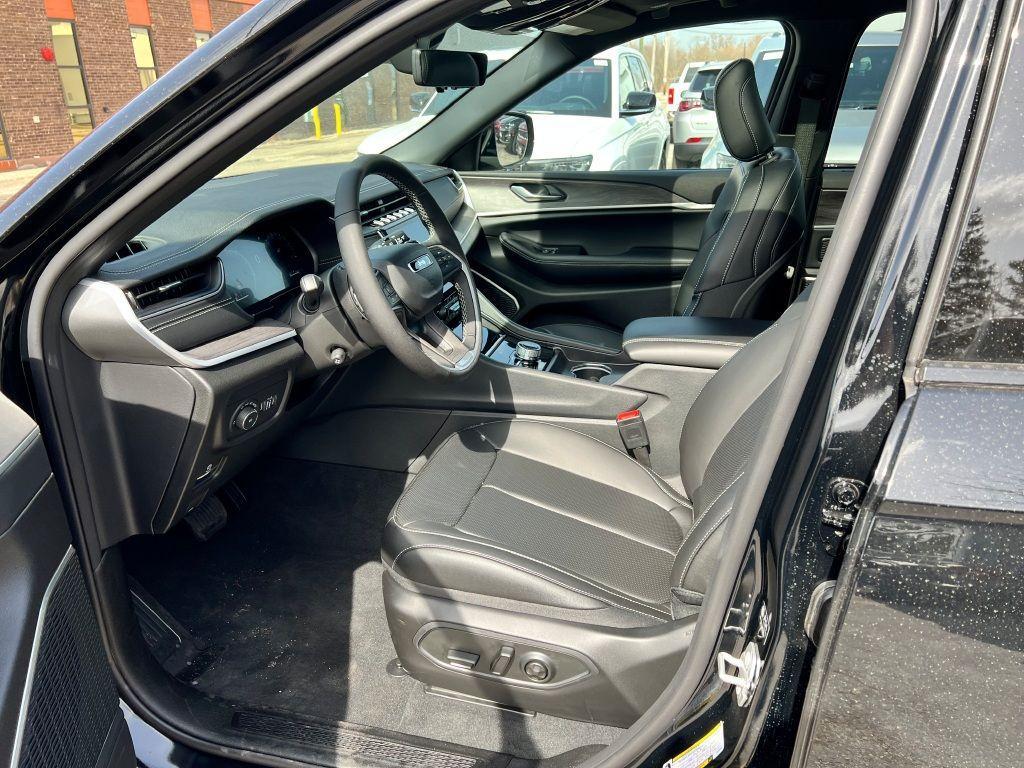 new 2025 Jeep Grand Cherokee car, priced at $49,730