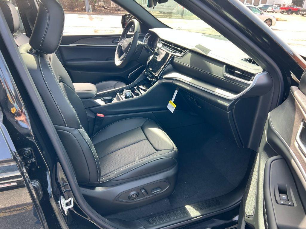 new 2025 Jeep Grand Cherokee car, priced at $49,730