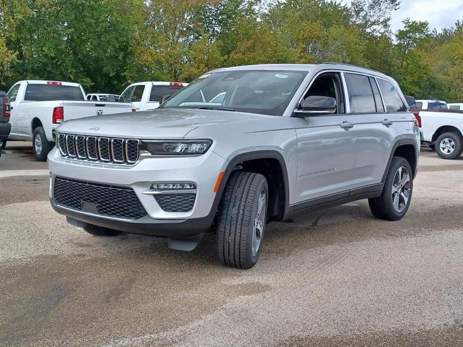 new 2024 Jeep Grand Cherokee car, priced at $45,000