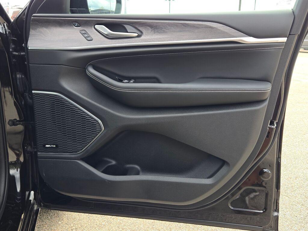 new 2025 Jeep Grand Cherokee car, priced at $57,546
