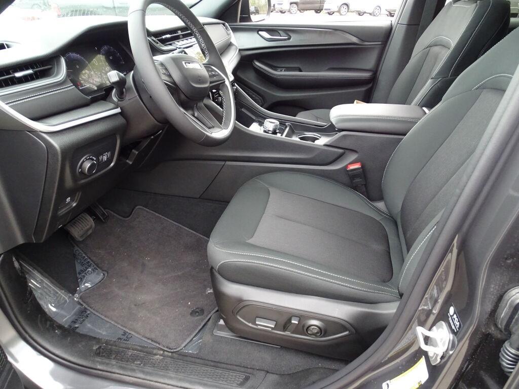 new 2025 Jeep Grand Cherokee car, priced at $43,970