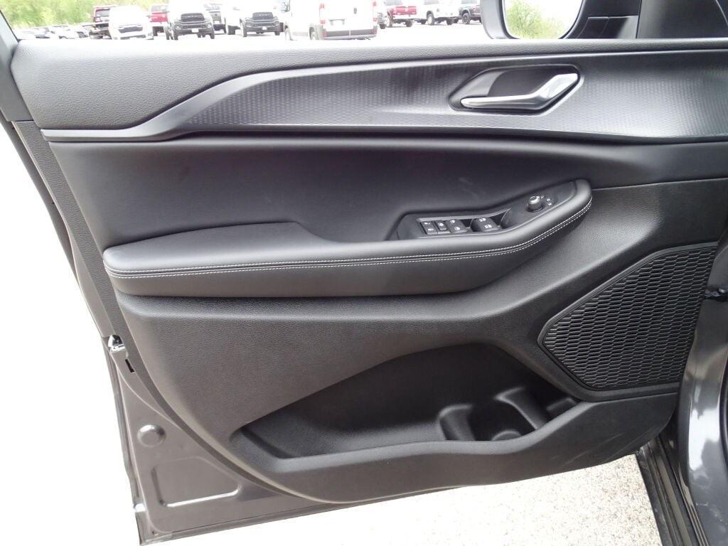 new 2025 Jeep Grand Cherokee car, priced at $43,970
