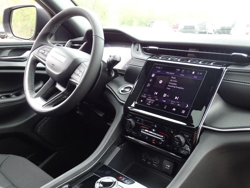 new 2025 Jeep Grand Cherokee car, priced at $43,970