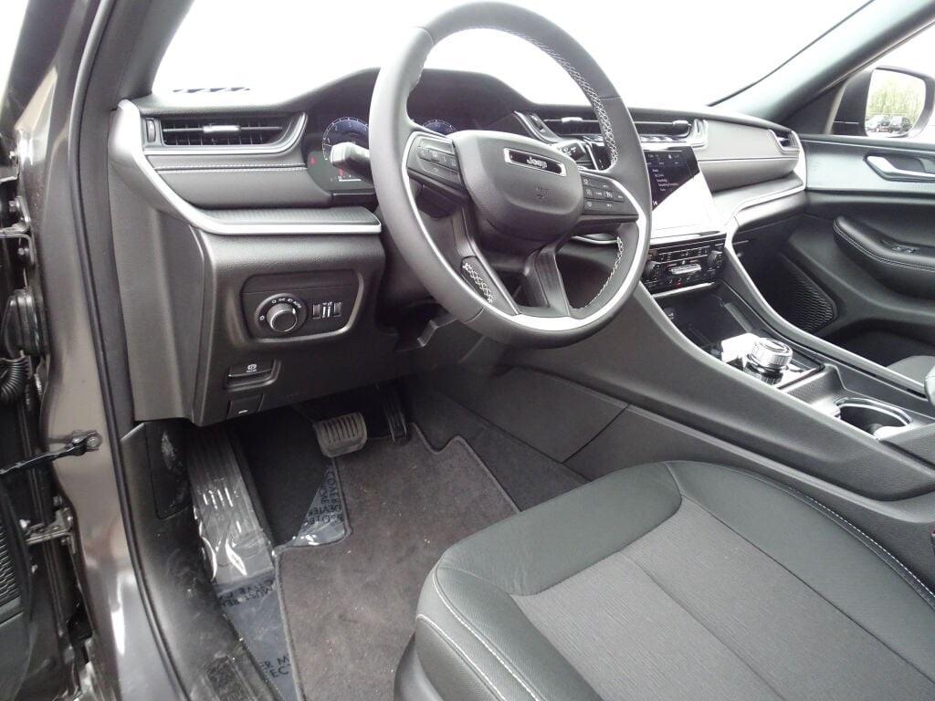 new 2025 Jeep Grand Cherokee car, priced at $43,970