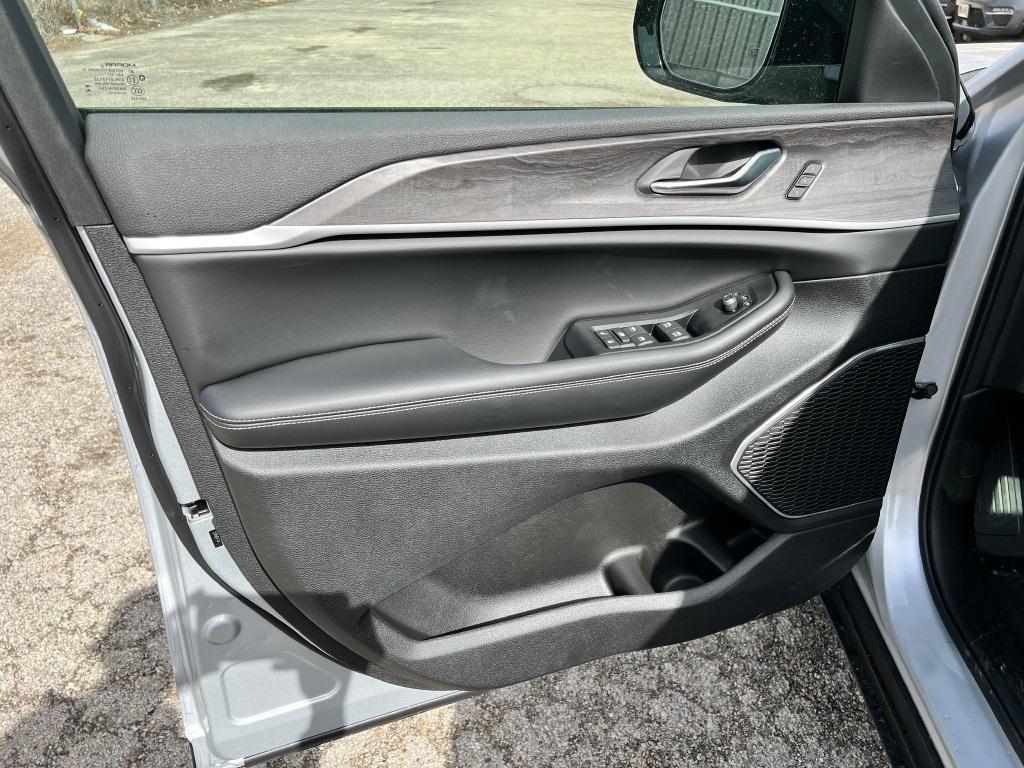 new 2025 Jeep Grand Cherokee car, priced at $57,235